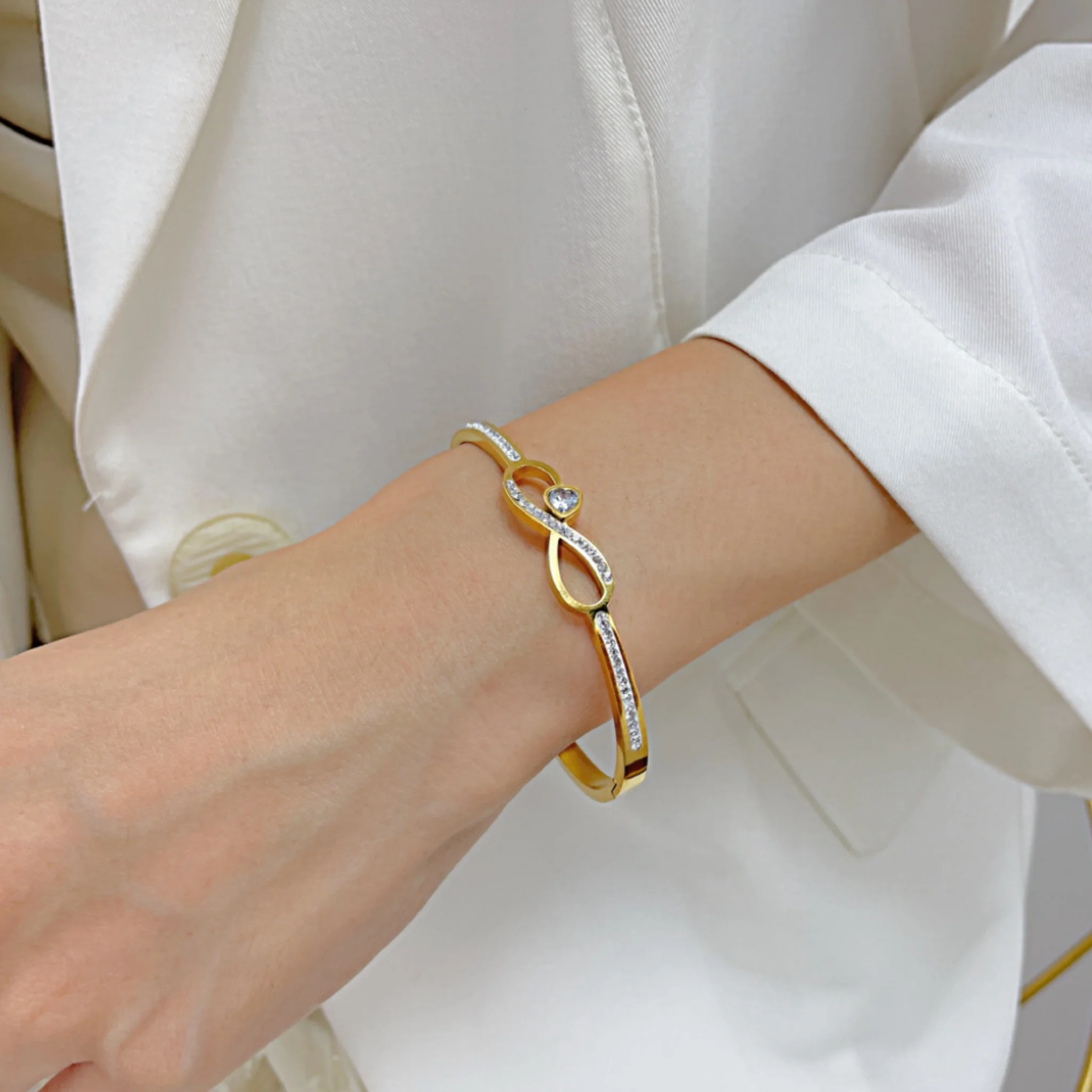 CRYSTAL HEART BRACELET - GOLD - Image 4