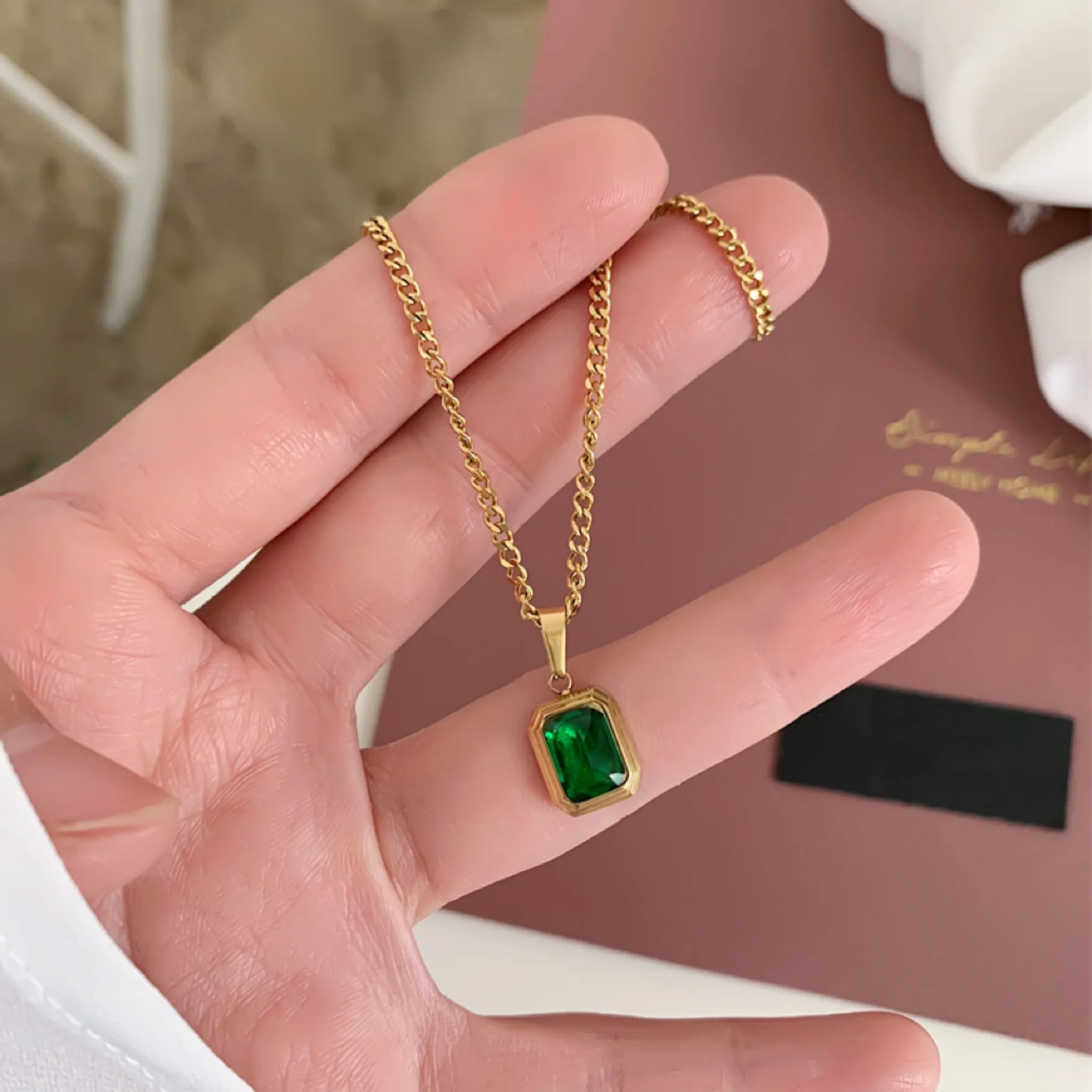 FRENCH EMERALD LUXURY PENDANT - GOLD - Image 3